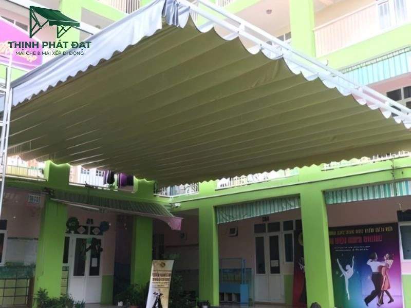 Mái xếp trường học – sân chơi