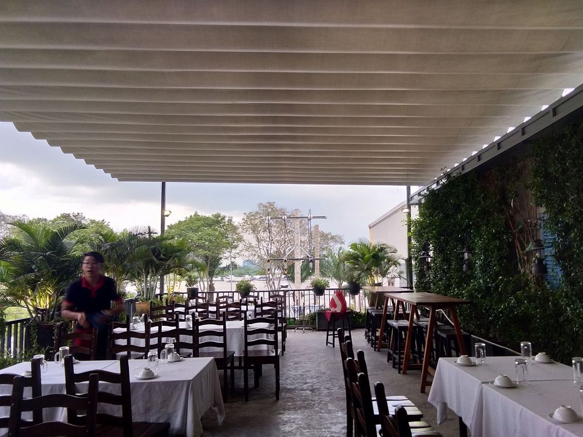 Mái xếp mái che di động cho quán ăn